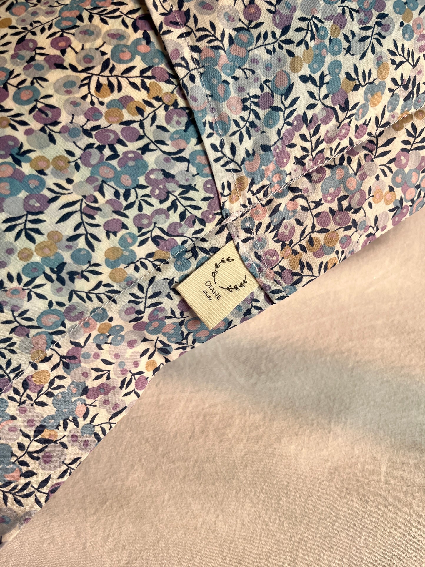 La taie d'oreiller à volants plats en Liberty of London 100% personnalisable