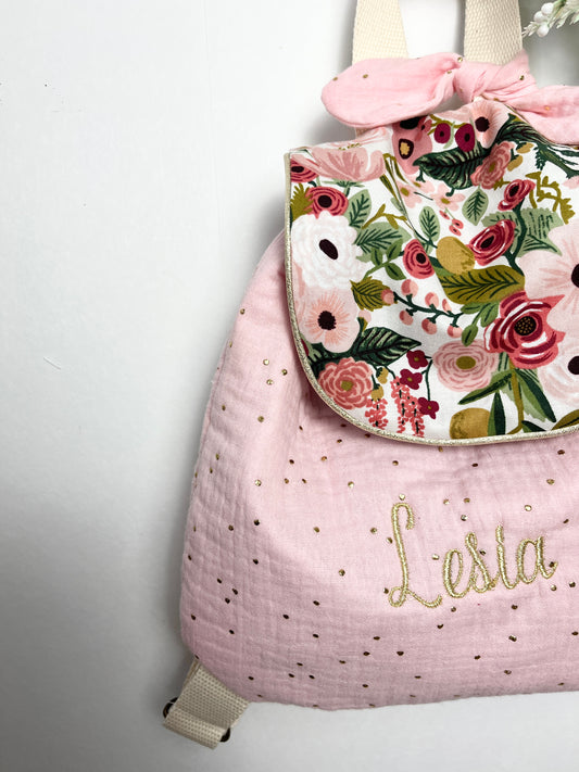 Le sac à dos enfant personnalisé Églantine double gaze rose poudré doré et rabat fleuri