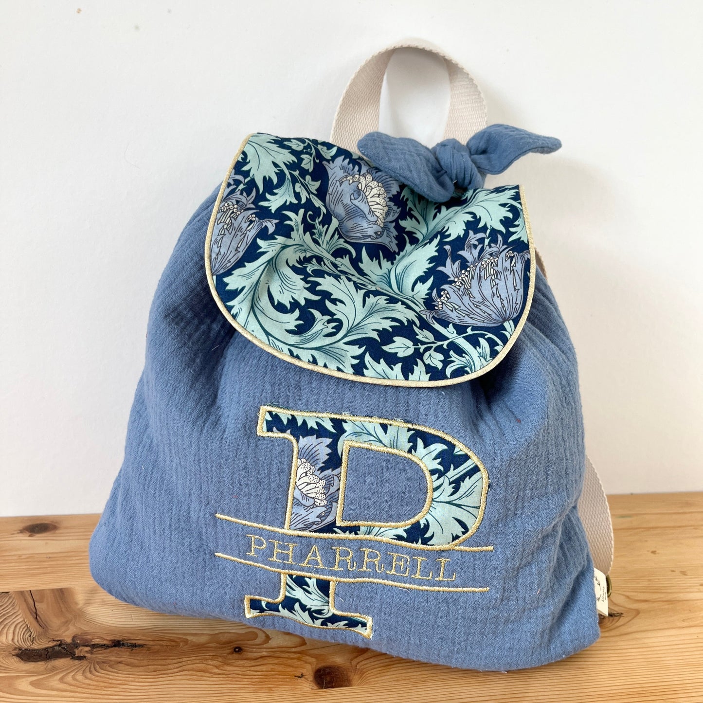 Le sac à dos enfant personnalisé Églantine indigo et butterfly prénom tissu