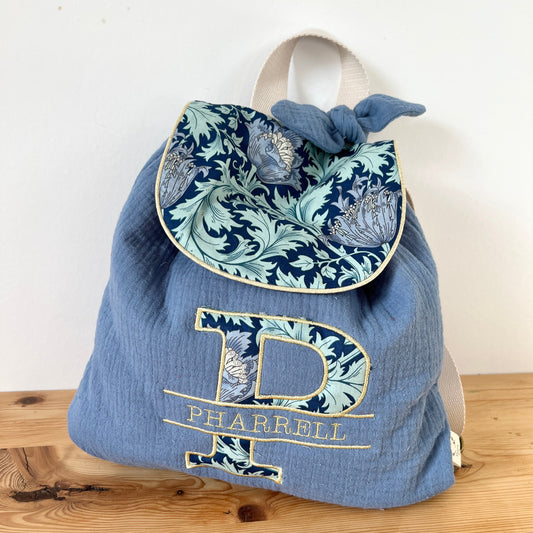 Le sac à dos enfant personnalisé Églantine indigo et butterfly prénom tissu