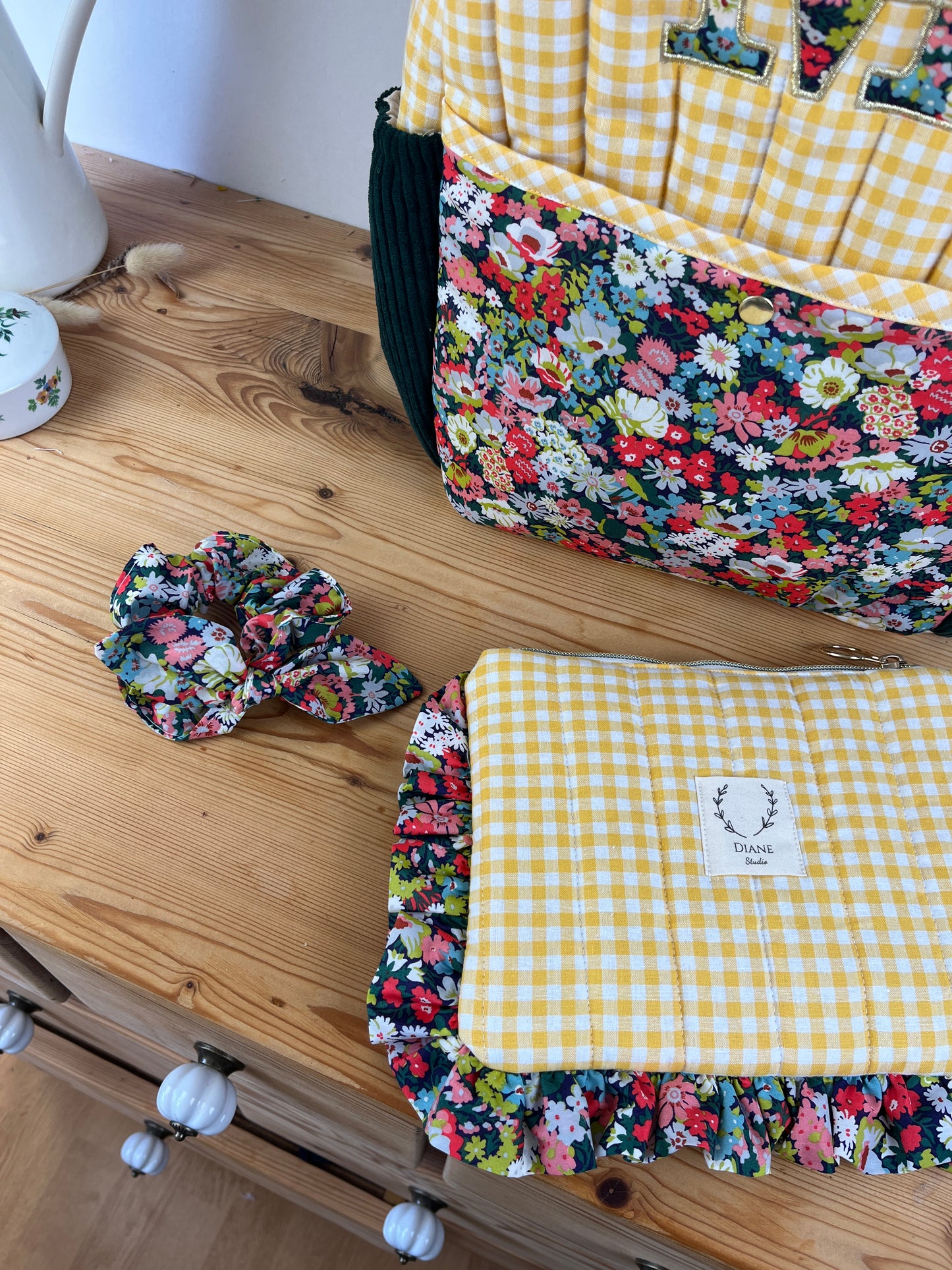 Set: Jeanne clutch and knot scrunchie