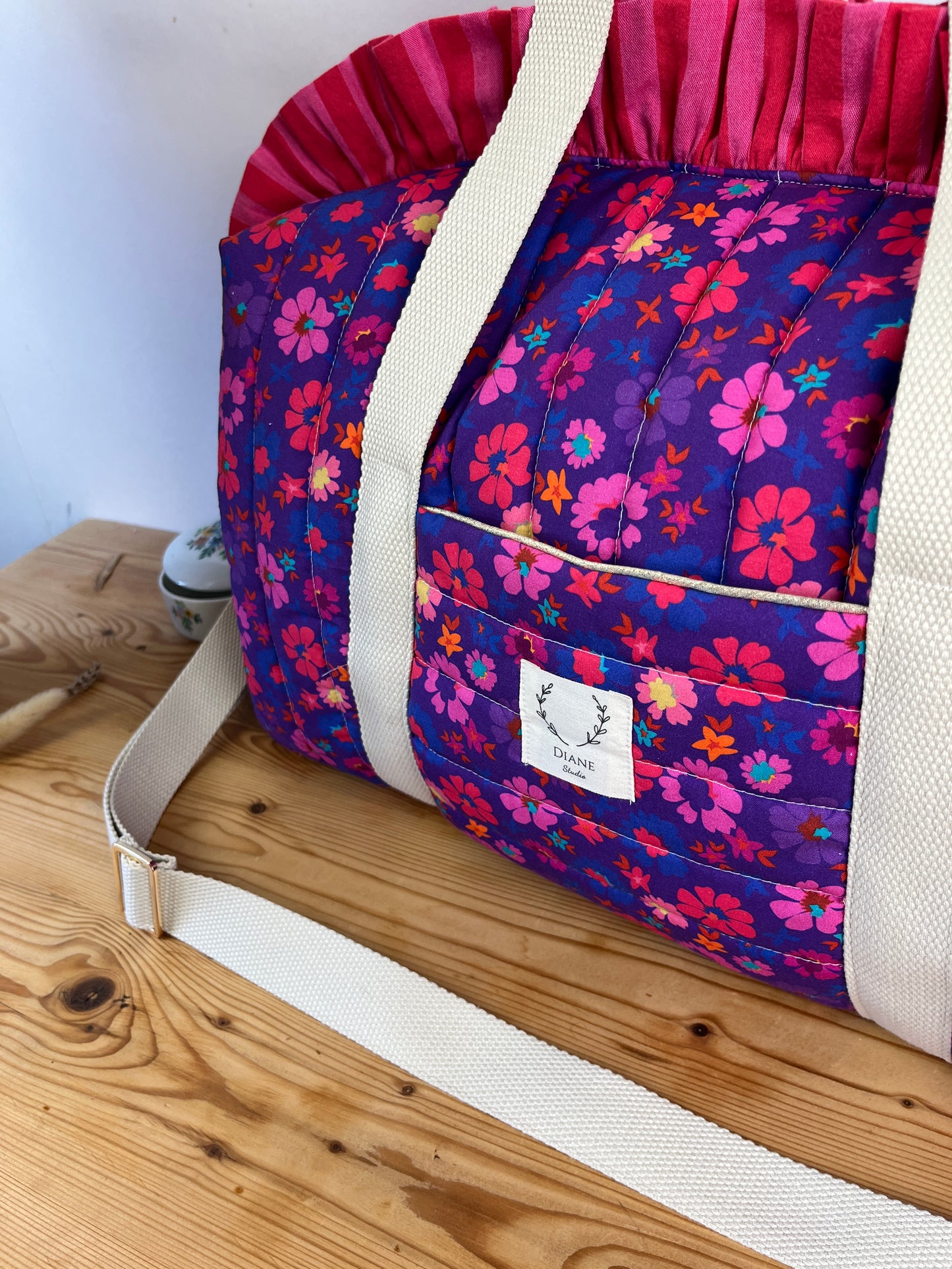 Grand sac à volant violet rouge