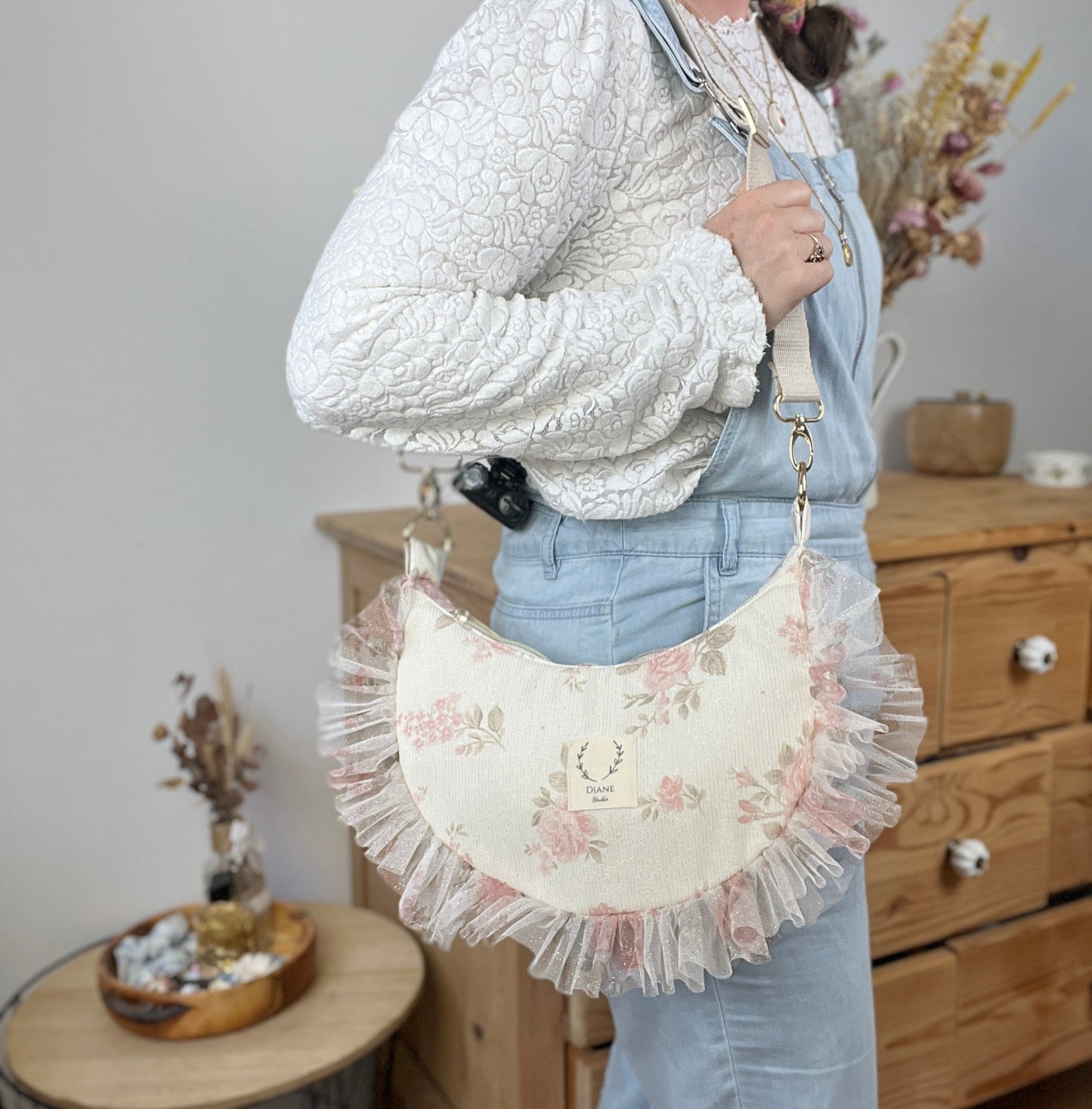 Milan le sac croissant jacquard roses et tulle pailleté Français