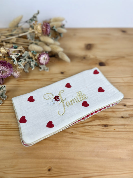 Protège livret de famille brodé modèle coeurs