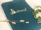 La couverture gaze vert paon et initiale Peter Rabbit