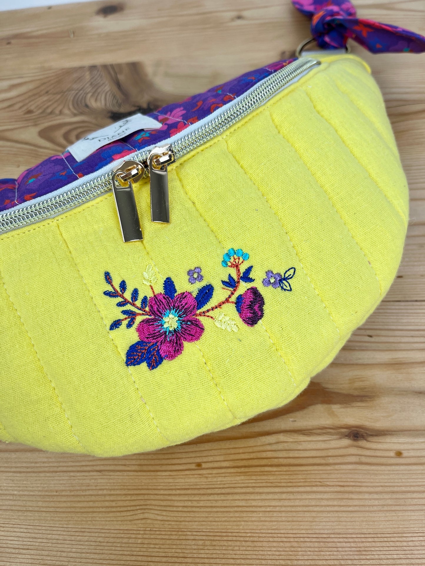 Le sac banane Eléonore matelassé léa violet et double gaze jaune