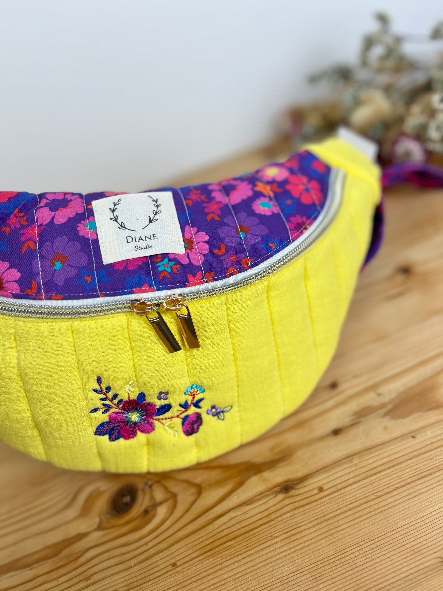 Le sac banane Eléonore matelassé léa violet et double gaze jaune