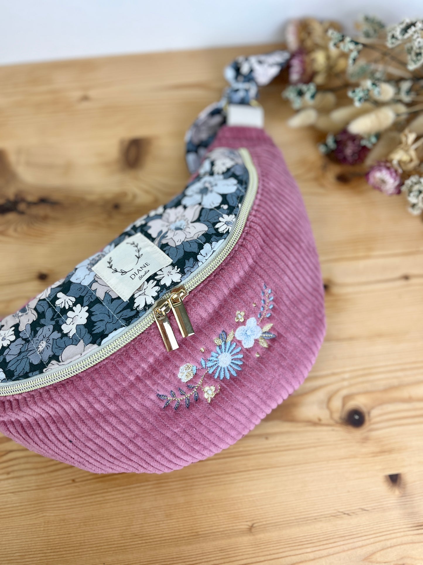 Le sac banane Eléonore velours rose thé flower show cosmos