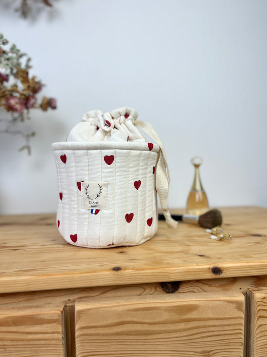Le panier pochon Aëlis double gaze coeurs rouges