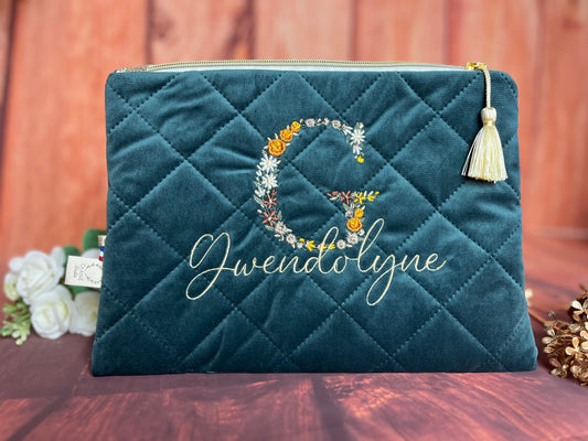 Babette la pochette plate souple velours vert et initiale fleurs
