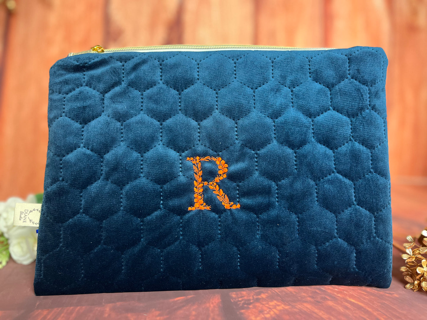 Babette la pochette plate souple velours marine et initiale feuillage