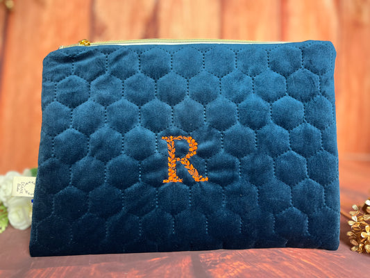 Babette la pochette plate souple velours marine et initiale feuillage