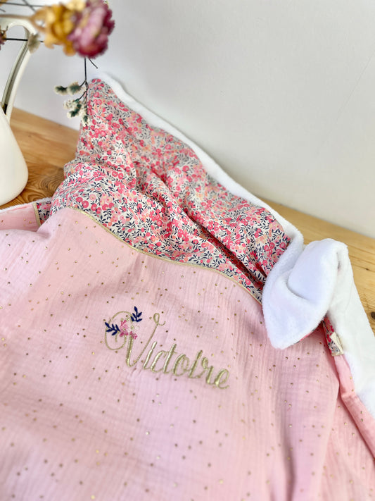 La couverture rose poudré doré et Liberty wiltshire Pois de senteur initiale florale