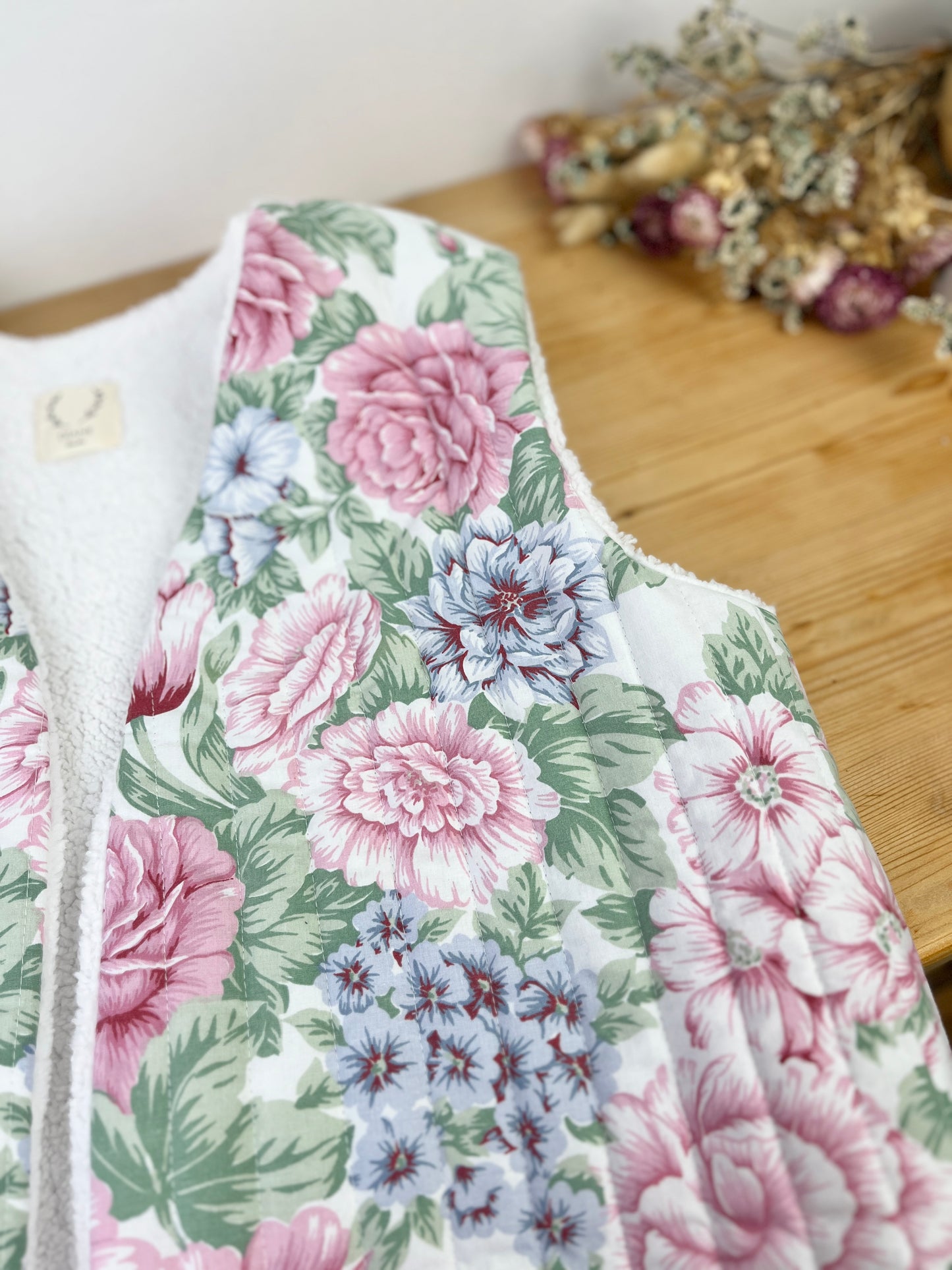 Le gilet Albane roses vintage