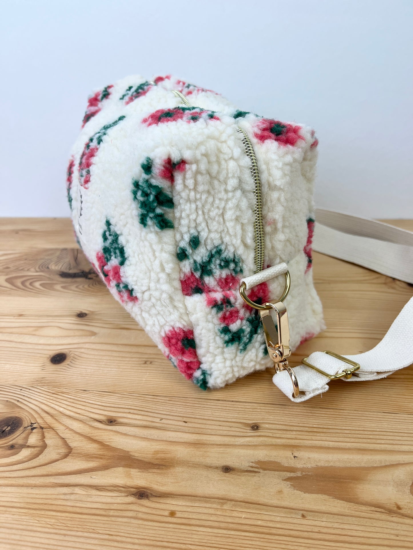 Prototype sac Colette souple en sherpa fleuri fushia gansé de biais