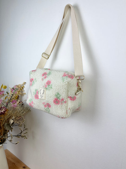 Prototype sac Colettesouple en sherpa fleuri pastel gansé de biais
