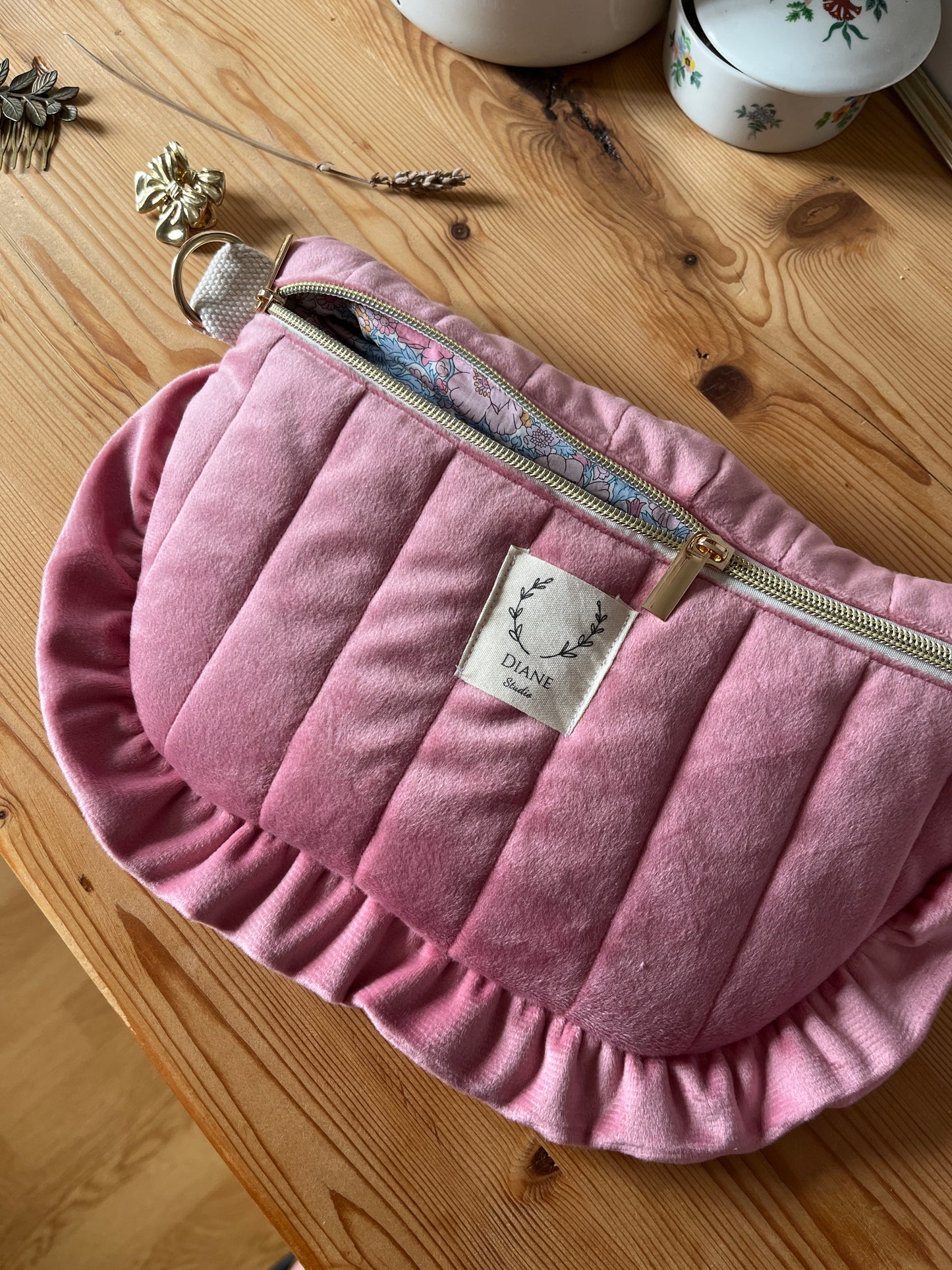 Le sac banane velours rose