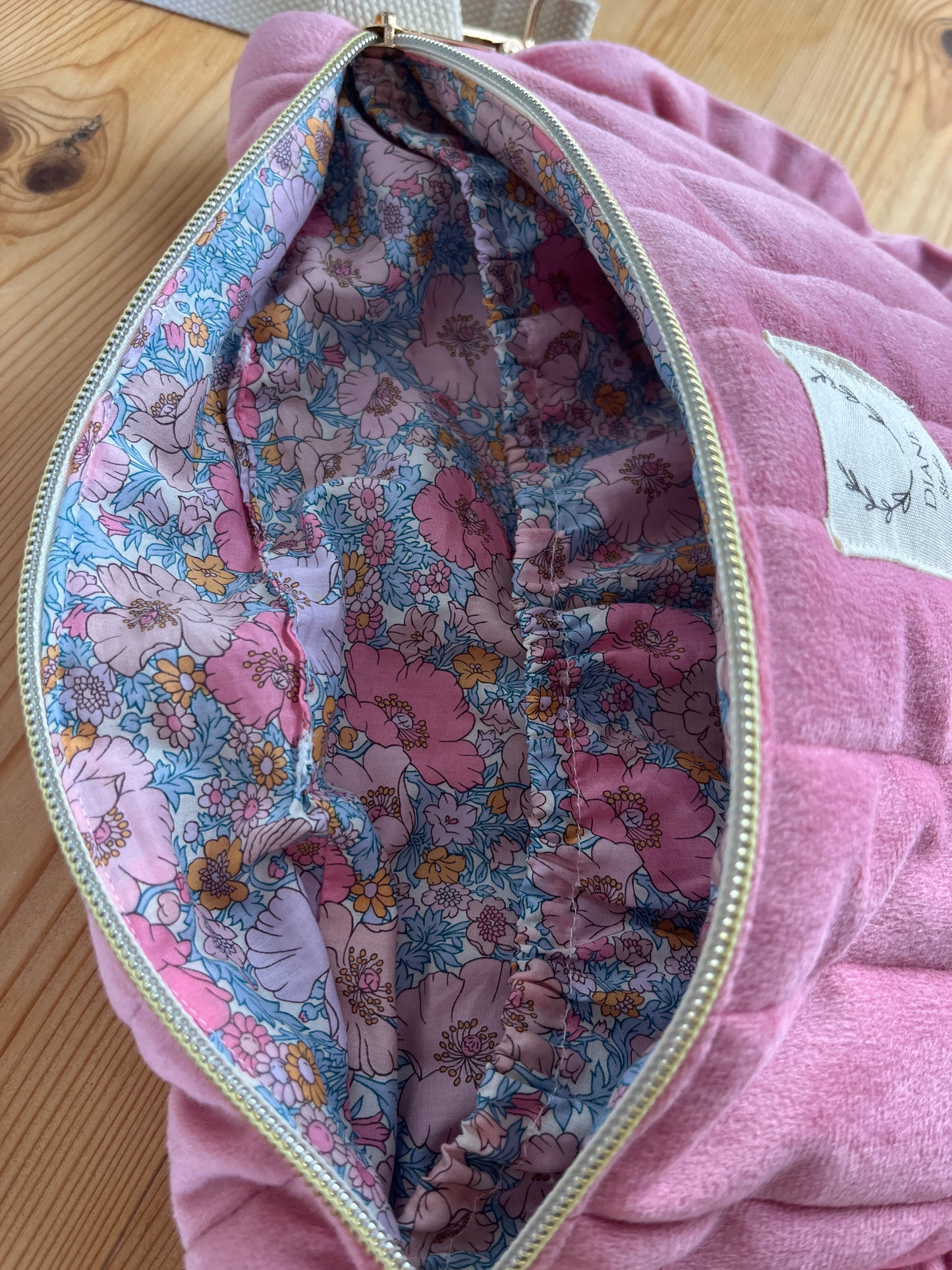 Le sac banane velours rose