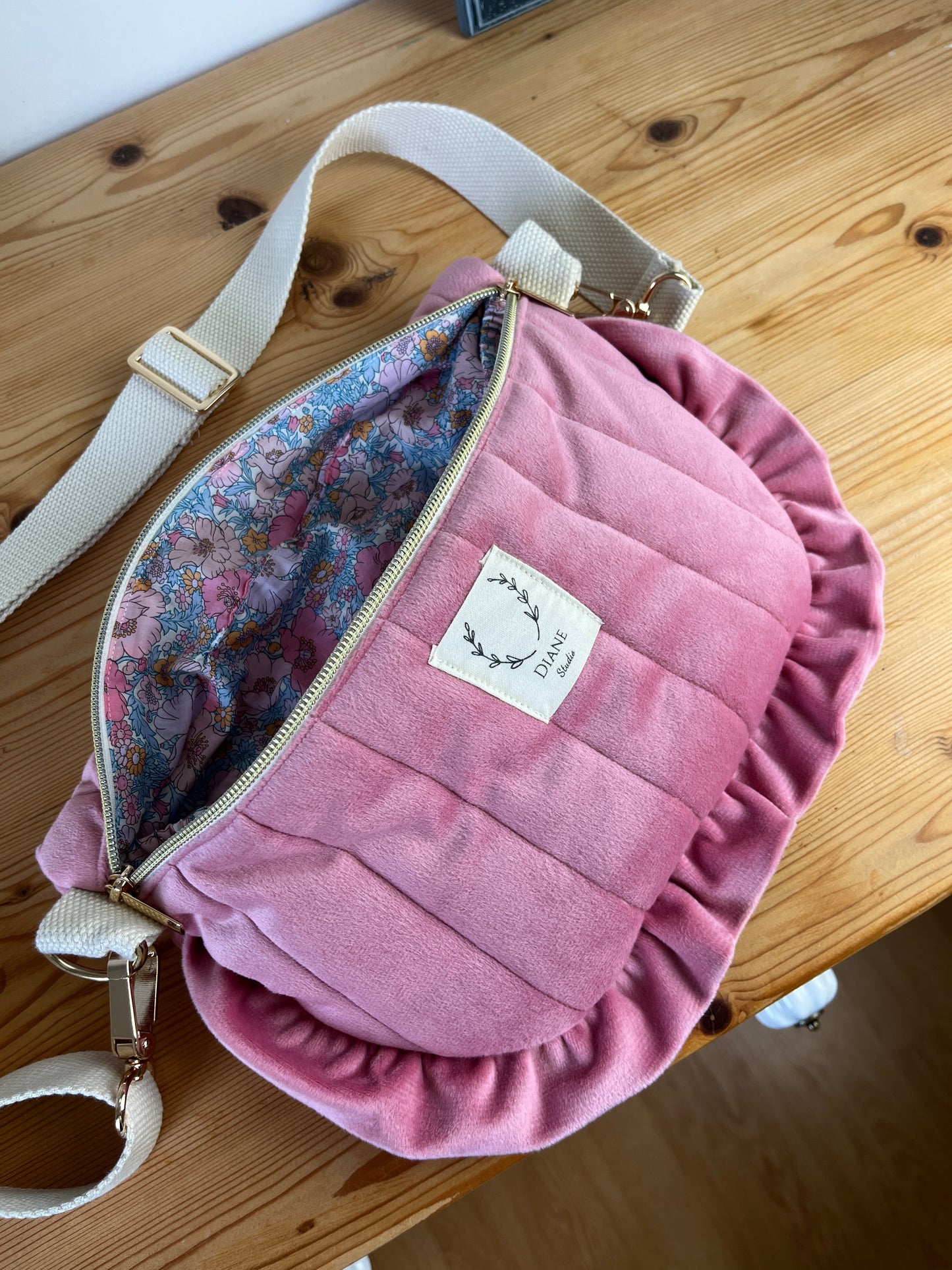 Le sac banane velours rose