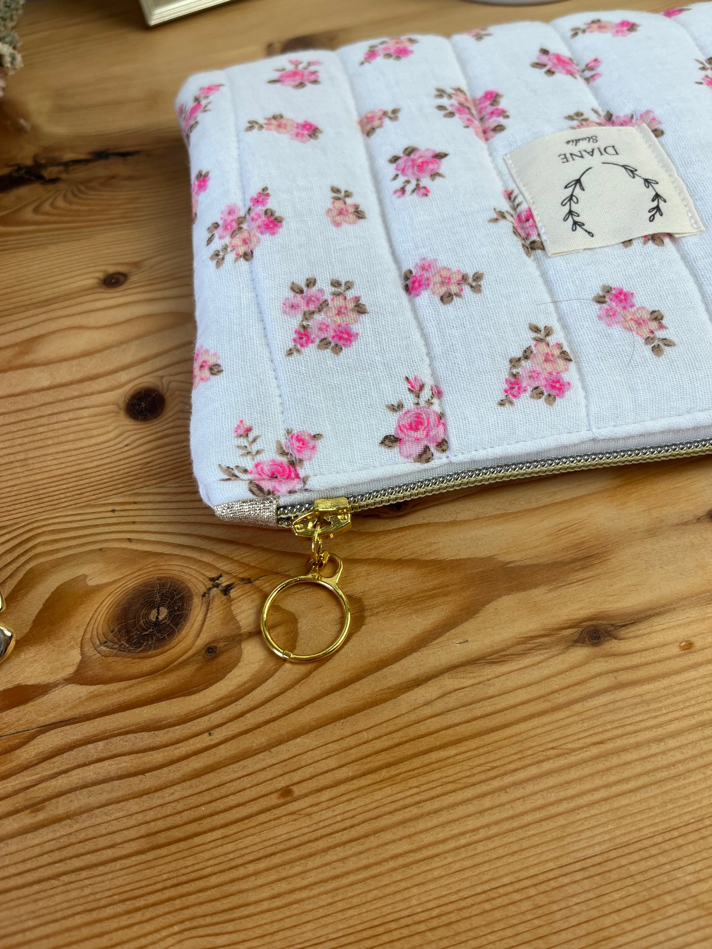 Pochette plate gaze petites roses fluo