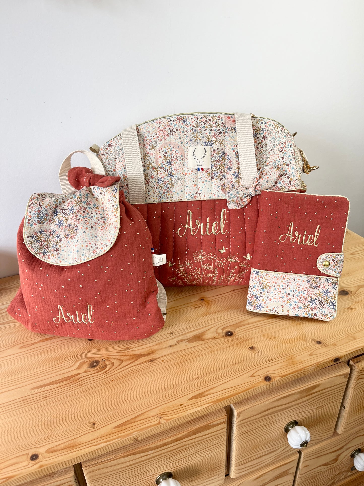 Ensemble : sac à langer, protège carnet et sac à dos Eglantine