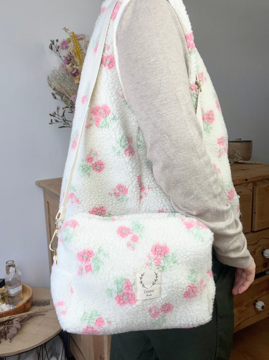 Prototype sac Colettesouple en sherpa fleuri pastel gansé de biais