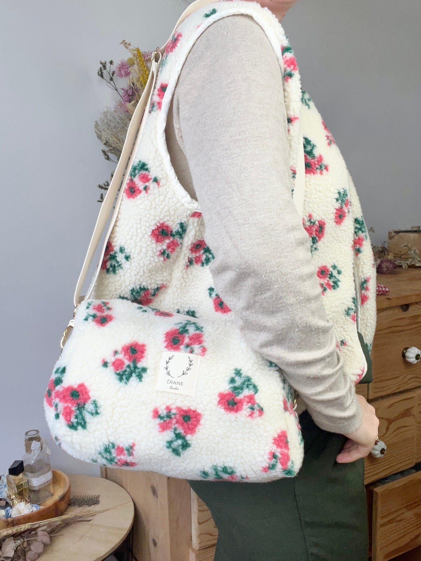 Prototype sac Colette souple en sherpa fleuri fushia gansé de biais