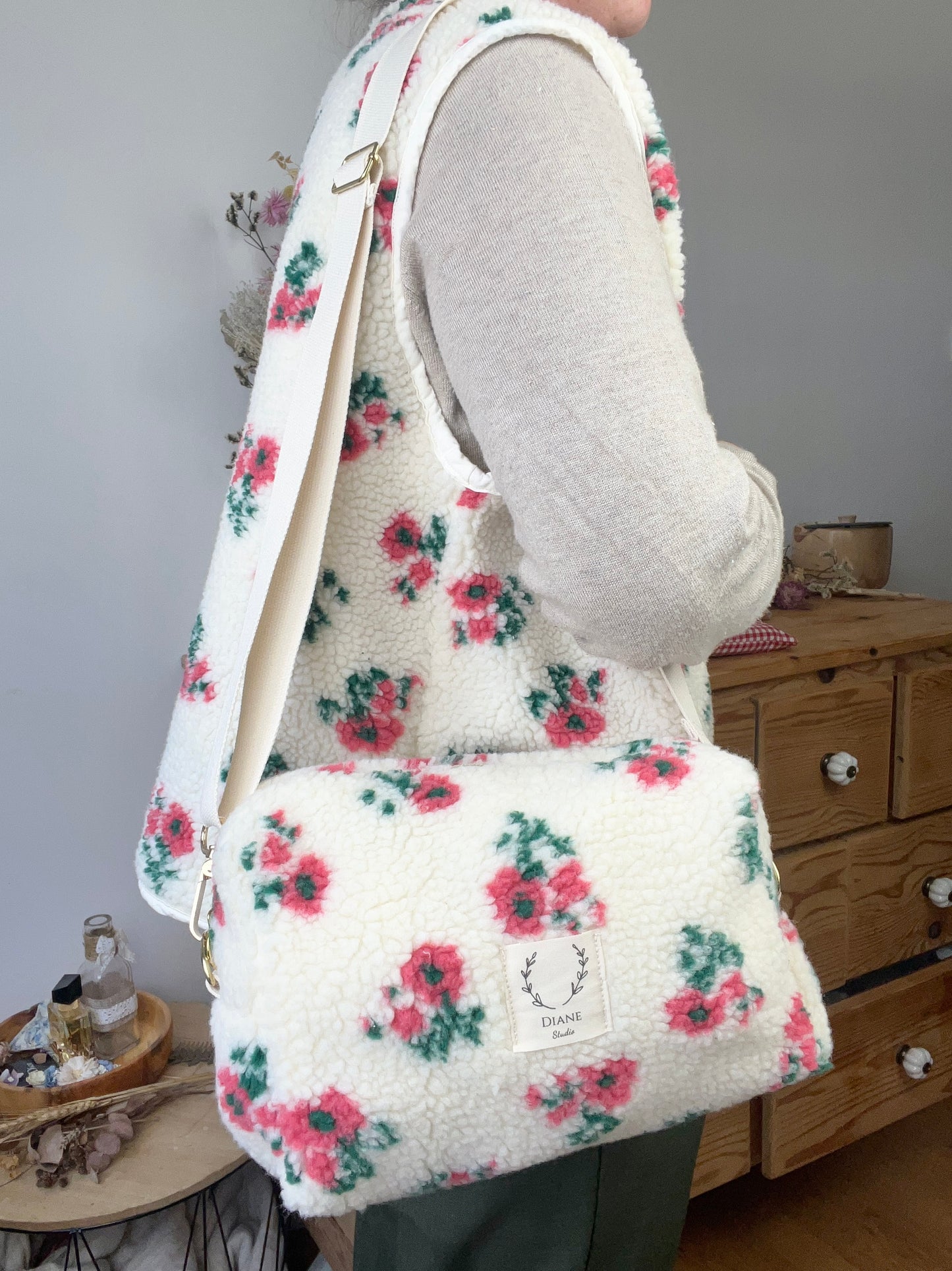 Prototype sac Colette souple en sherpa fleuri fushia gansé de biais
