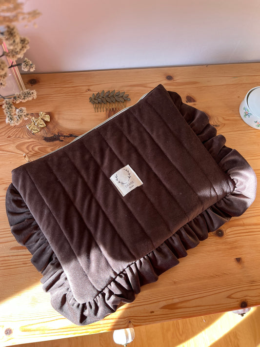 La pochette Jeanne velours chocolat et volant taille L