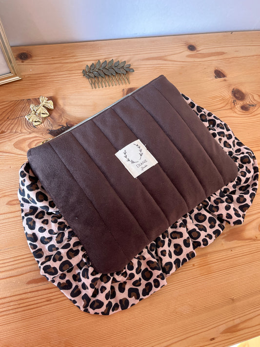 La pochette Jeanne velours chocolat et volant léopard