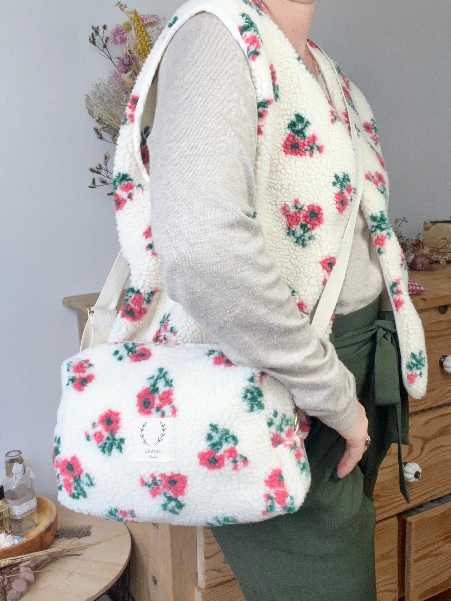 Prototype sac Colette souple en sherpa fleuri fushia gansé de biais