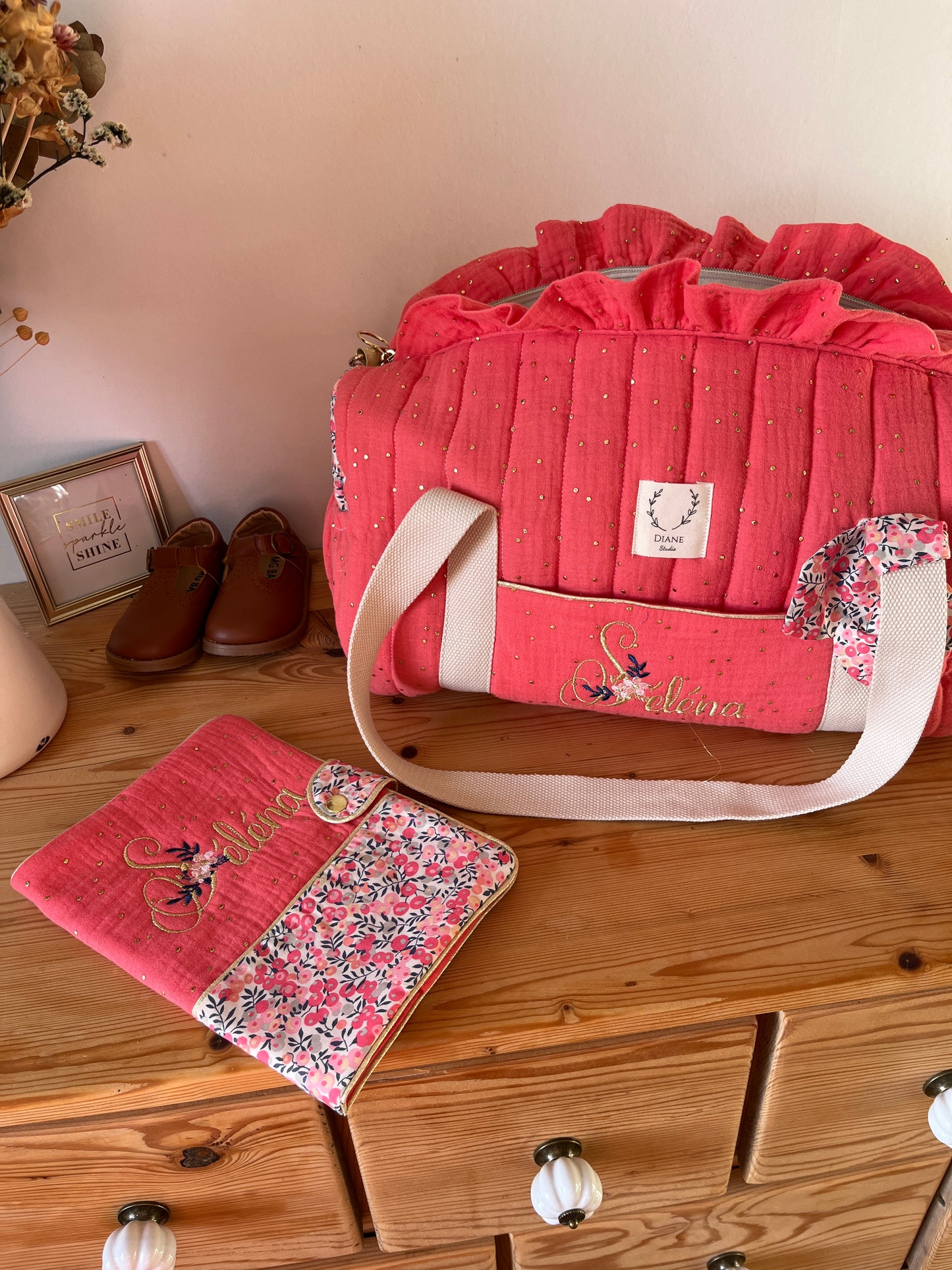 Ensemble : sac polochon et protège carnet Liberty senteur et gaze Corail initiale florale