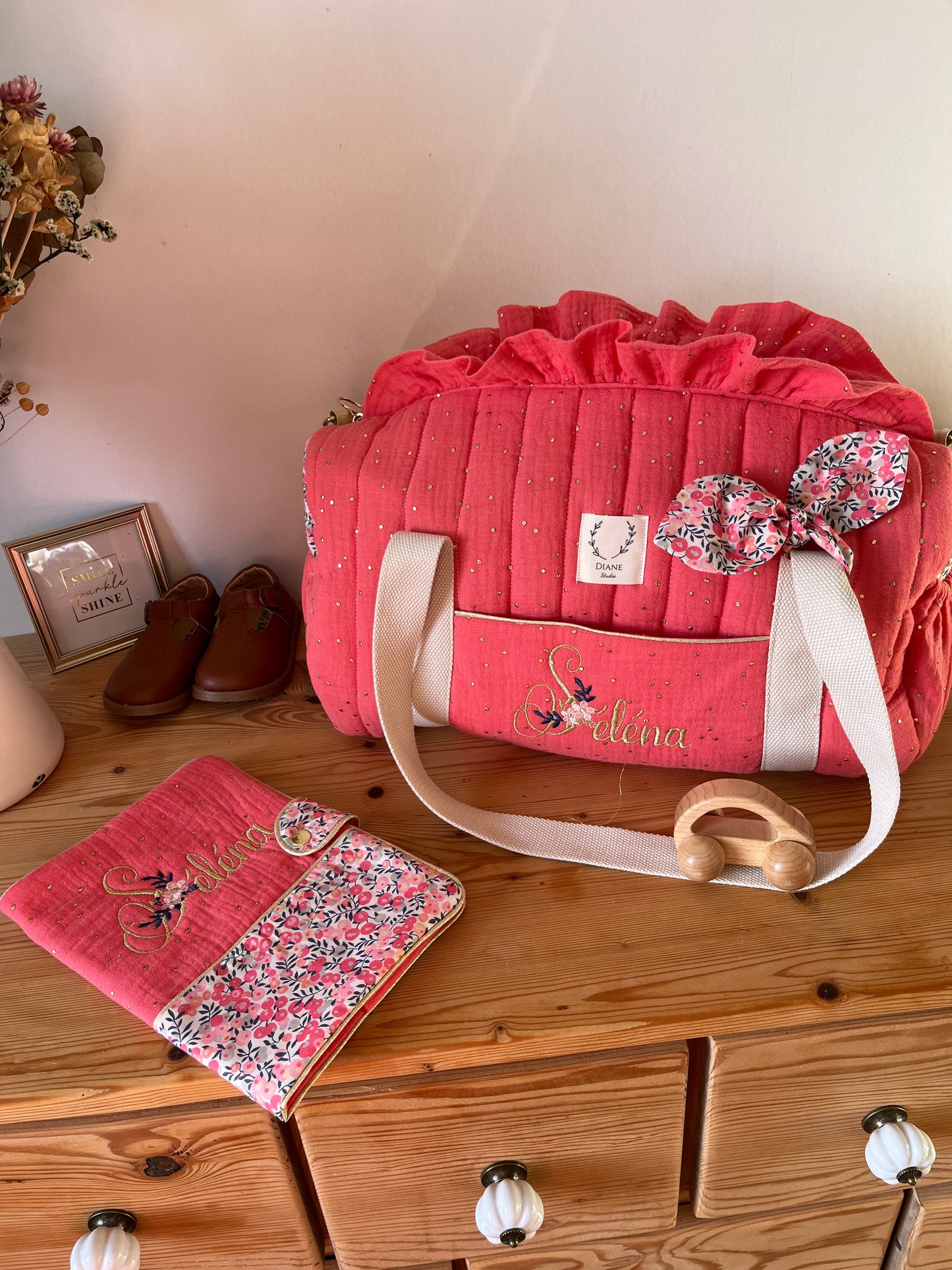 Ensemble : sac polochon et protège carnet Liberty senteur et gaze Corail initiale florale