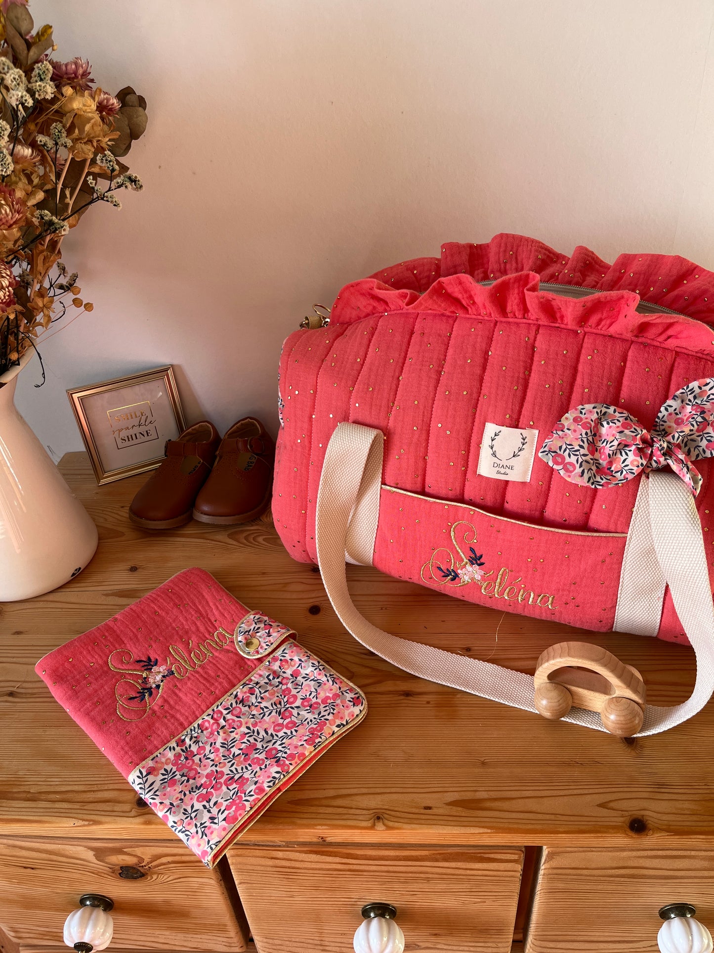 Ensemble : sac polochon et protège carnet Liberty senteur et gaze Corail initiale florale
