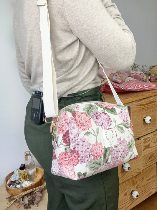 Colette le sac bandoulière hortensias roses matelassé