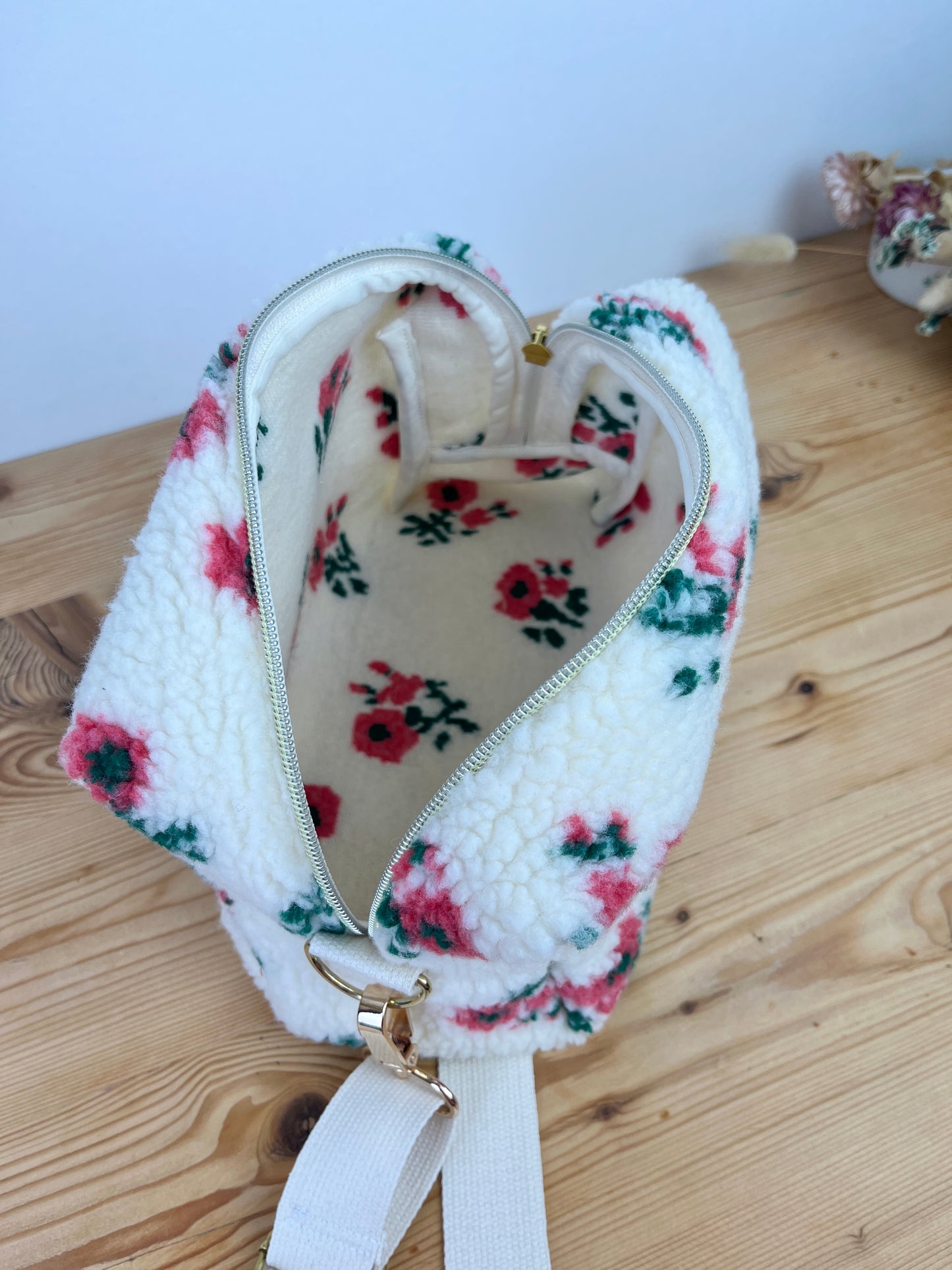 Prototype sac Colette souple en sherpa fleuri fushia gansé de biais
