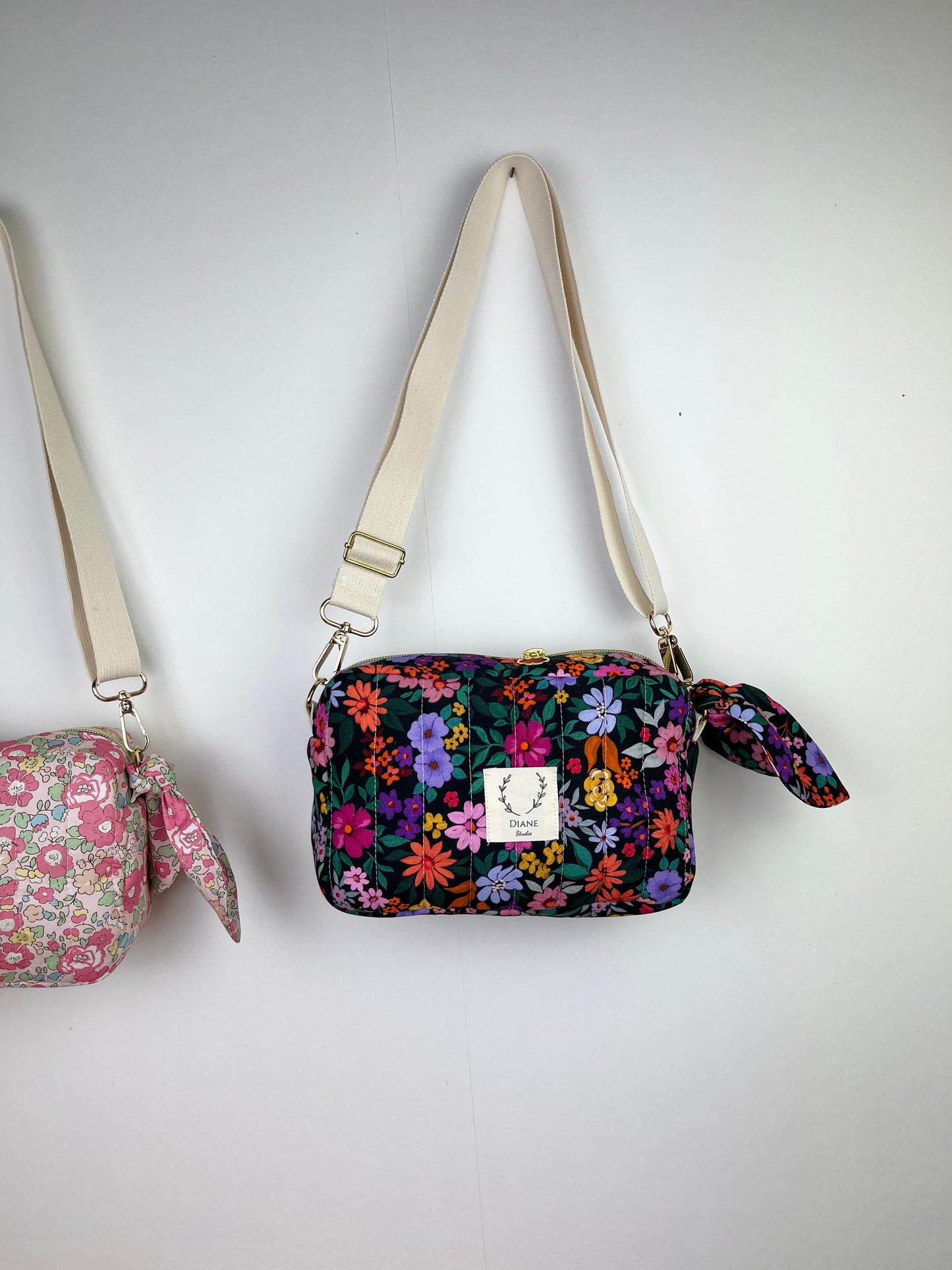 Le sac bandoulière Elisabeth bloom fond noir