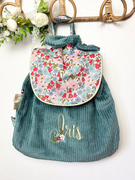 Le sac à dos Eglantine velours bleu vert et Liberty poppy initiale florale