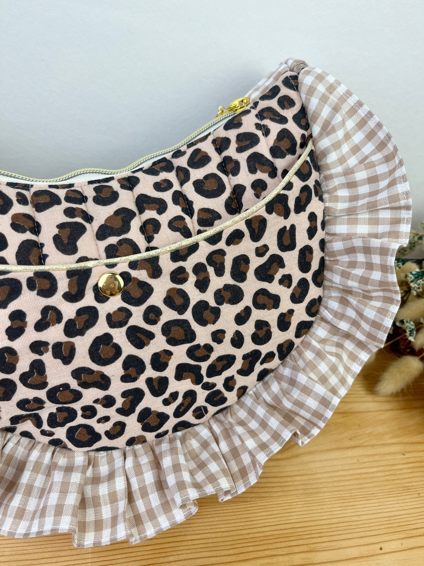 Milan le sac croissant matelassé léopard et vichy beige