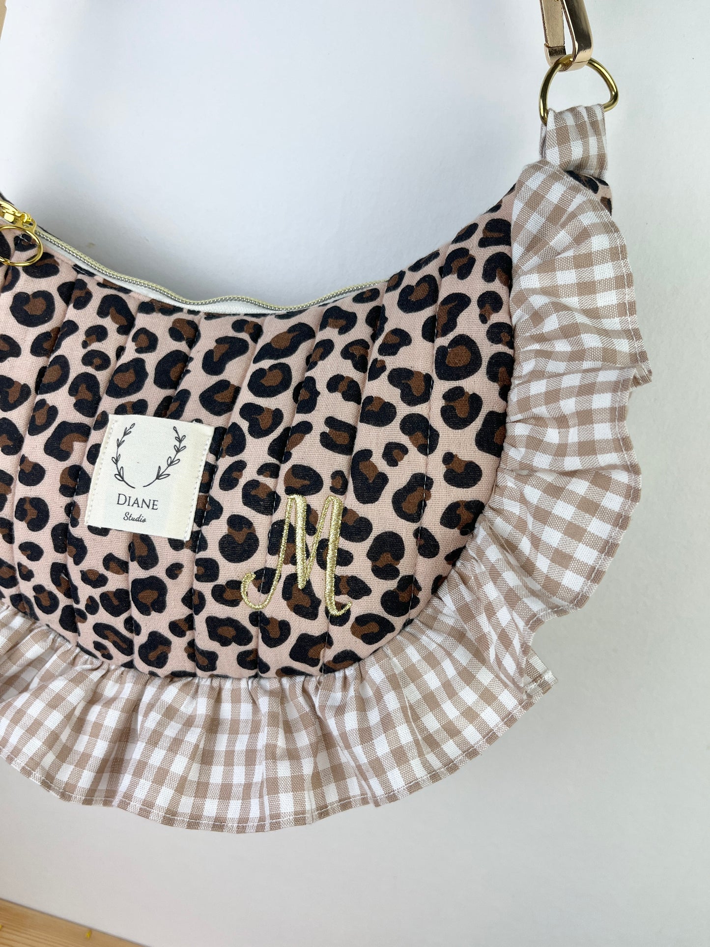 Milan le sac croissant matelassé léopard et vichy beige