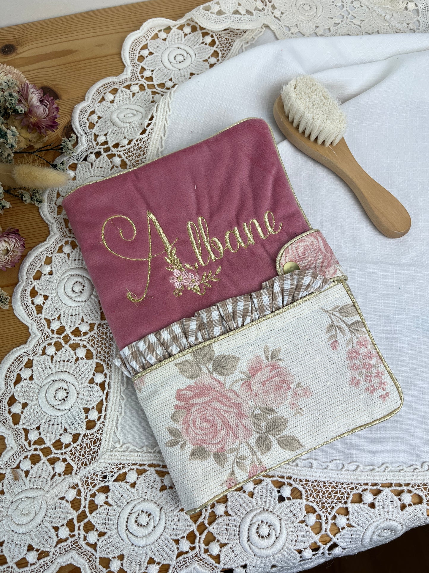 Mahé le protège carnet vichy et velours rose volant