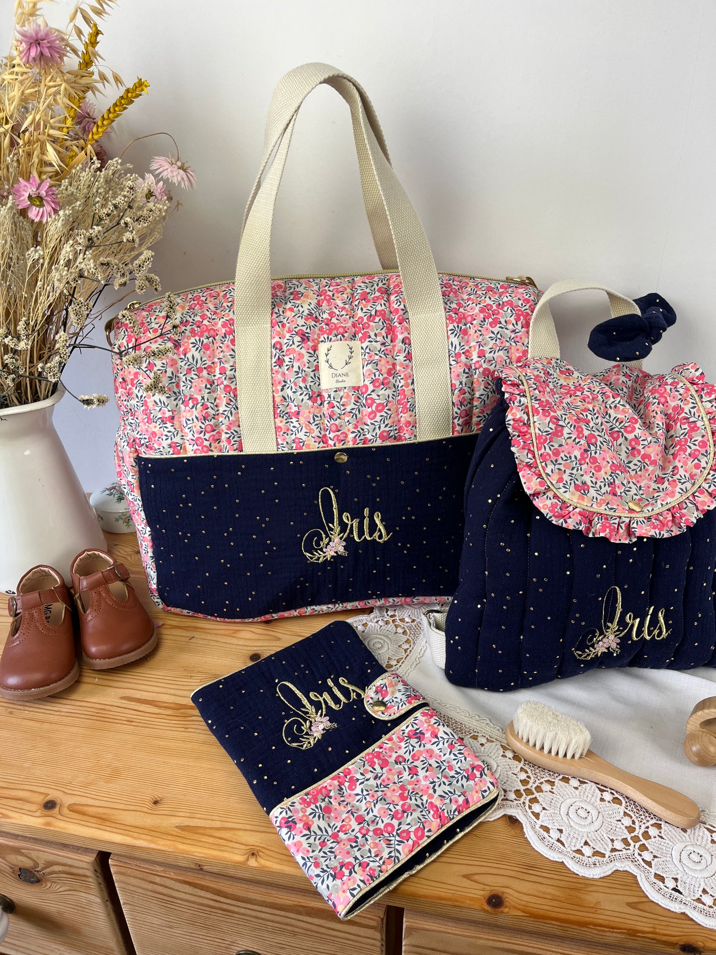 Ensemble : sac à langer/voyage, protège carnet et sac à dos Eglantine