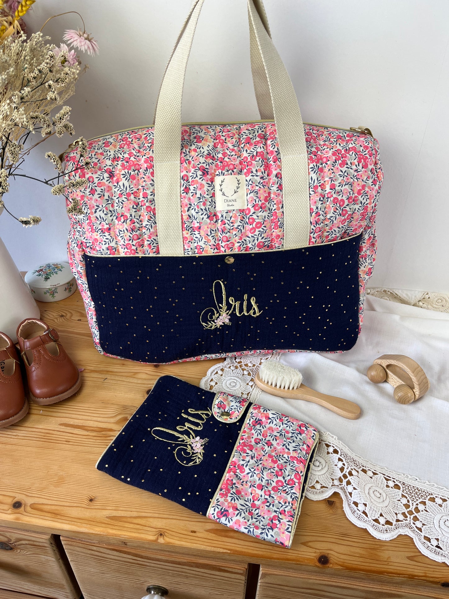Ensemble : sac à langer/voyage, protège carnet et sac à dos Eglantine