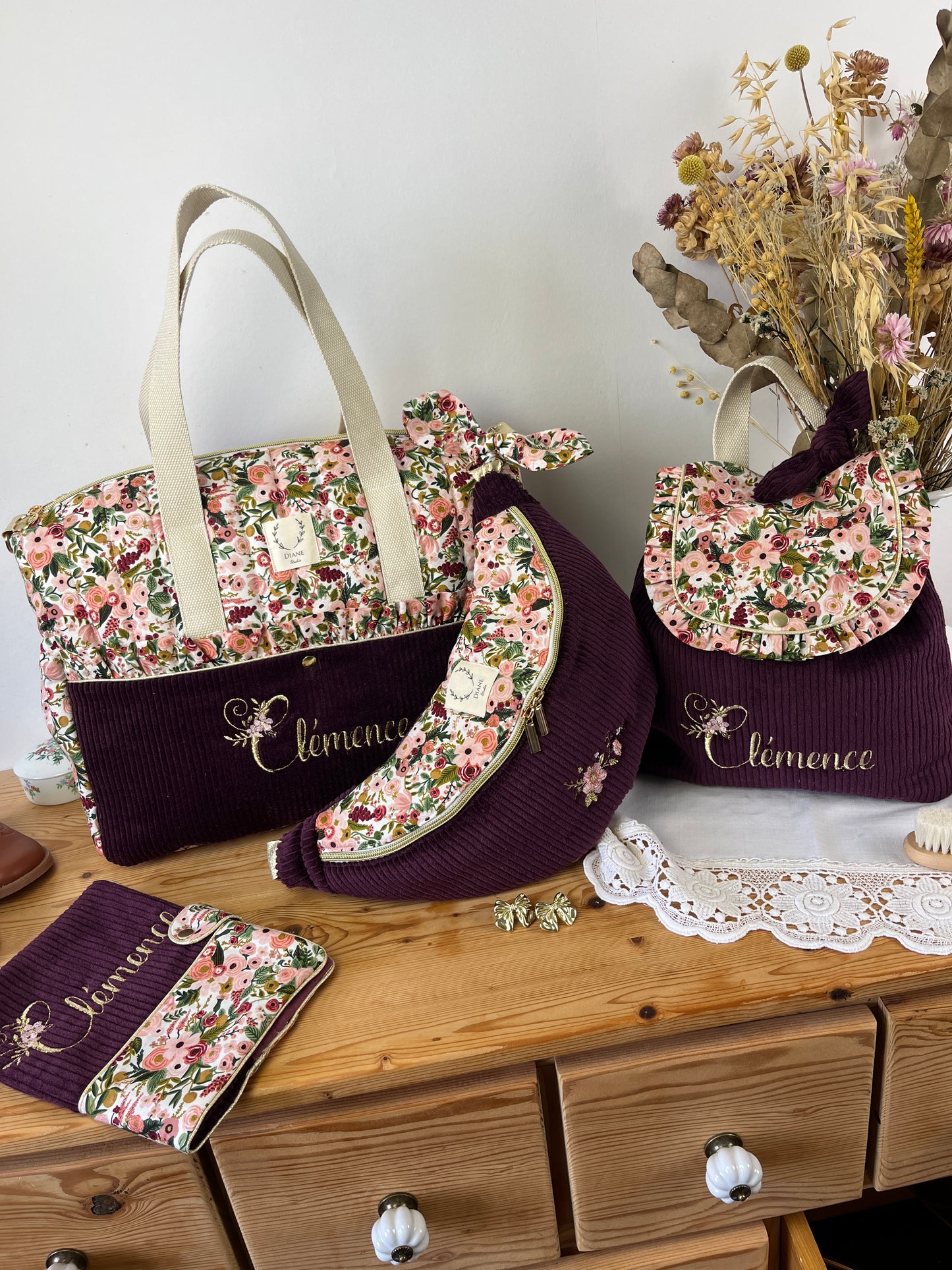 Ensemble : sac à langer/voyage, protège carnet, sac banane et sac à dos Eglantine