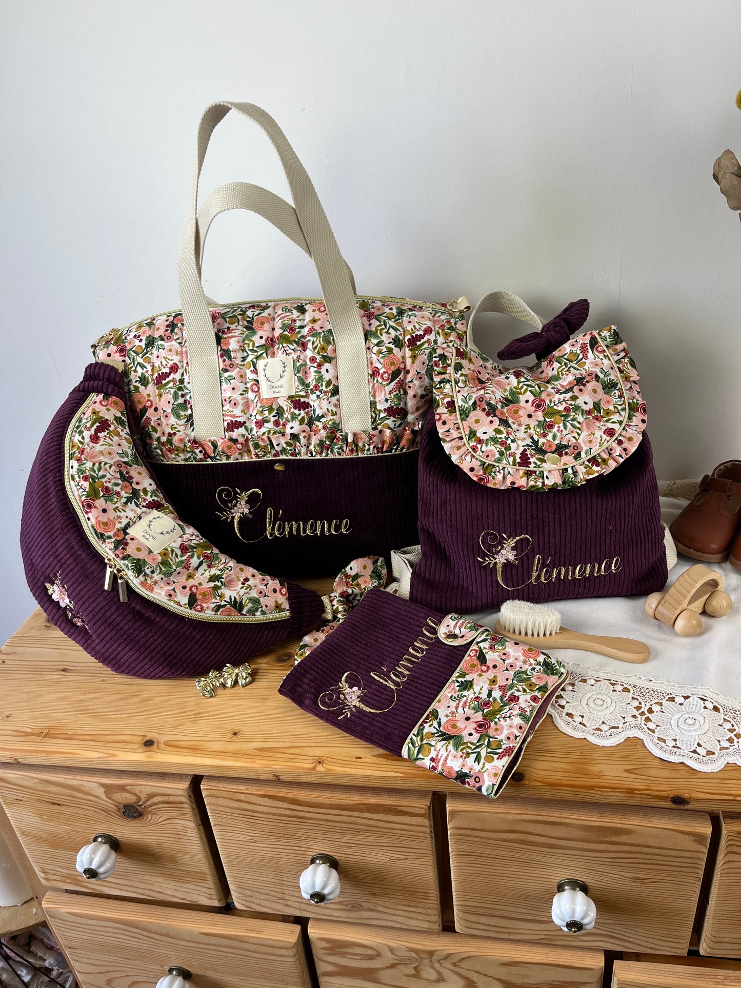 Ensemble : sac à langer/voyage, protège carnet, sac banane et sac à dos Eglantine