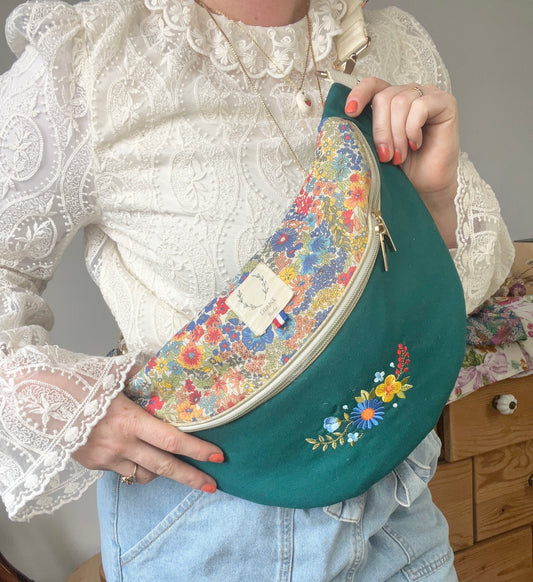 Le sac banane Eléonore gabardine vert sapin et liberty margaret annie A