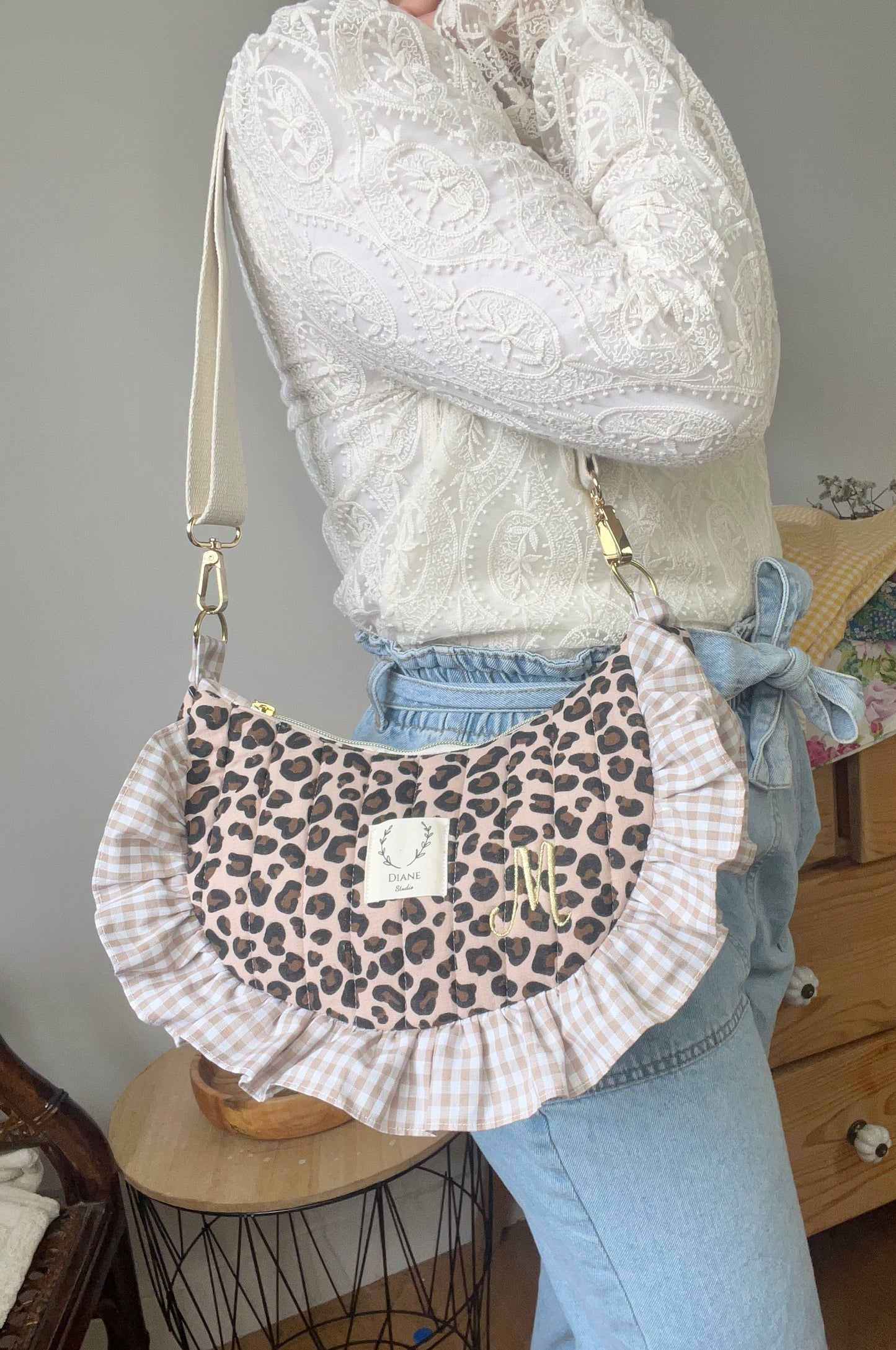 Milan le sac croissant matelassé léopard et vichy beige