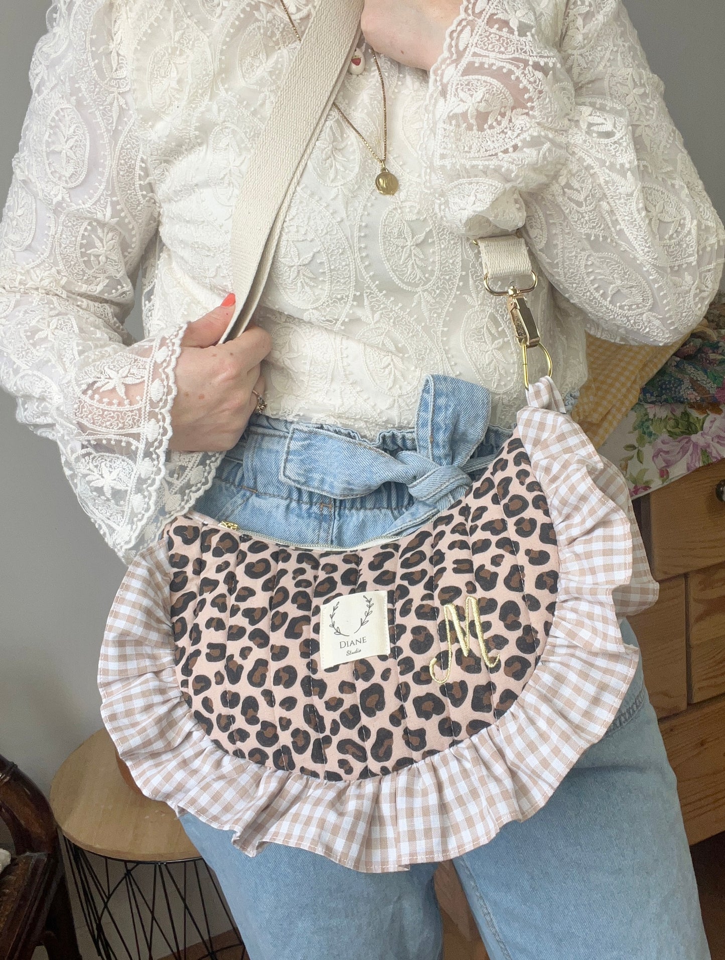 Milan le sac croissant matelassé léopard et vichy beige