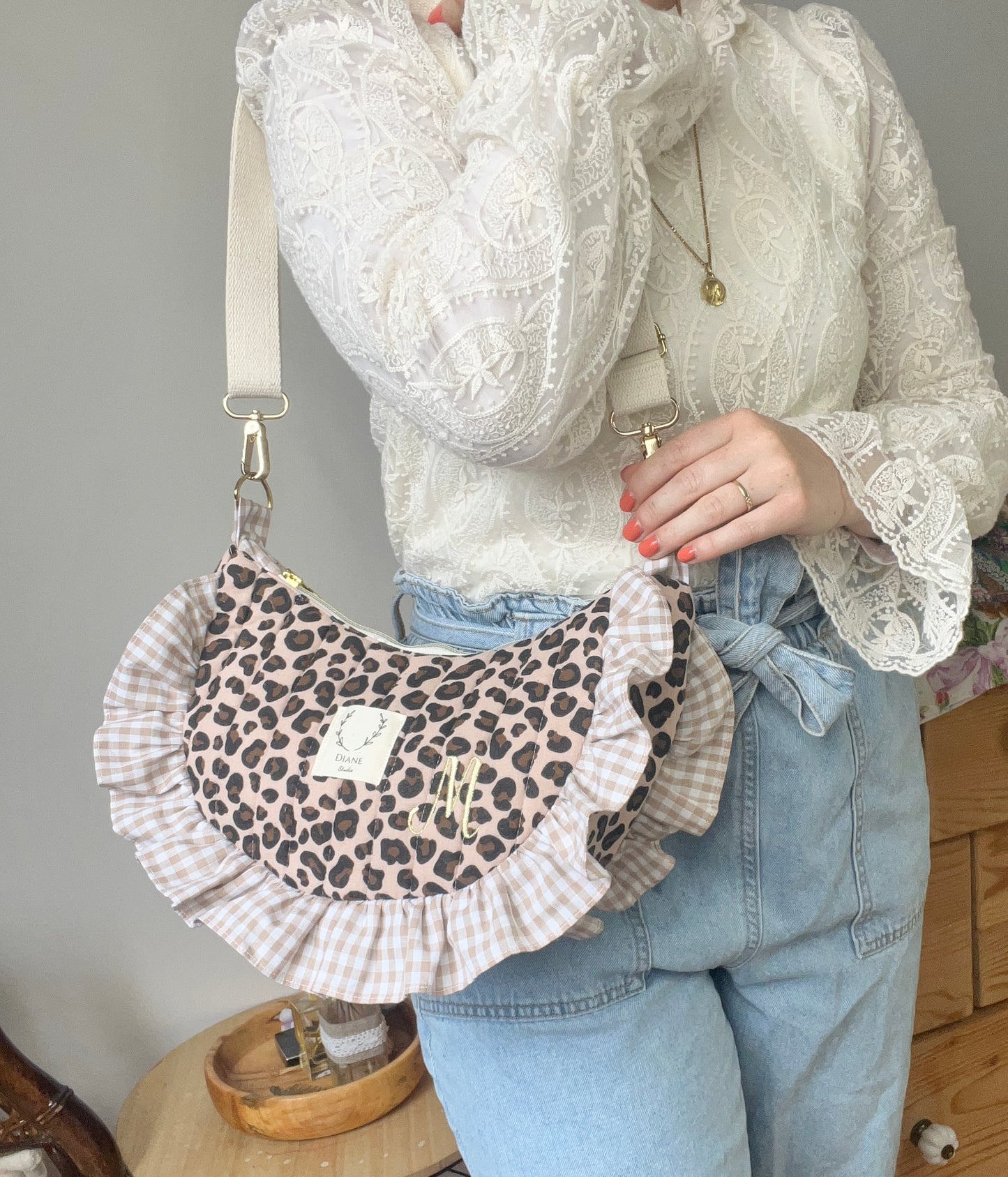 Milan le sac croissant matelassé léopard et vichy beige