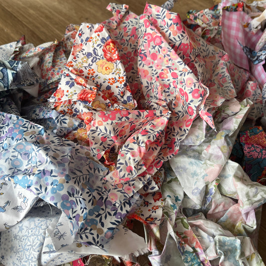 100 g de petites chutes de liberty of London pour boucles d'oreilles, barettes, appliqués
